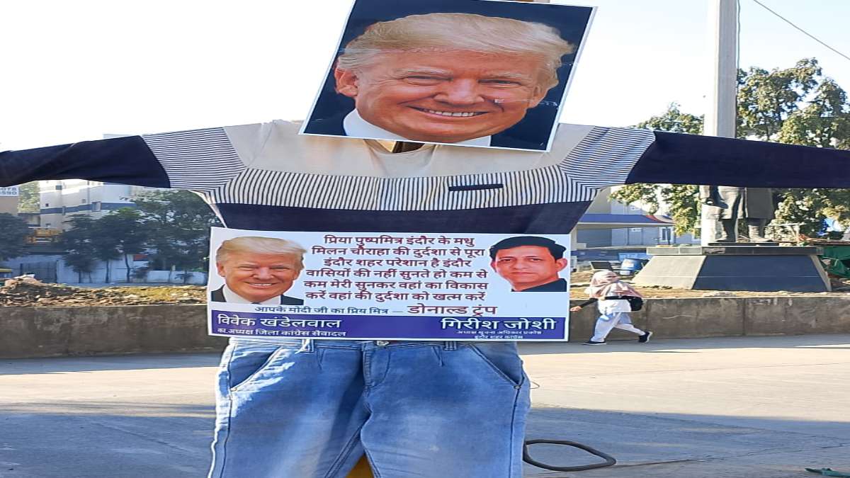 कांग्रेस का अनोखा विरोध प्रदर्शनः चौक की दुर्दशा को लेकर अमेरिकी राष्ट्रपति ट्रंप के मुखौटा के साथ लगाया महापौर का फोटो