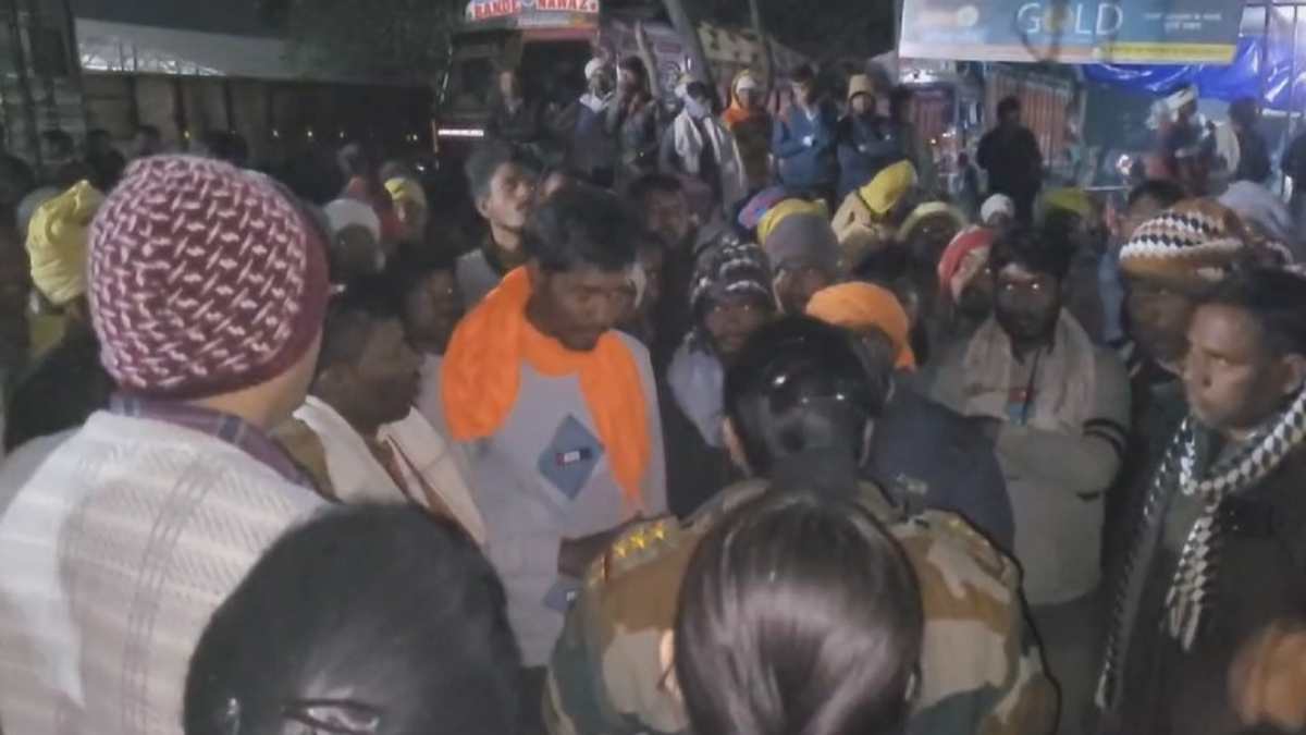 मंडी में हम्मालों का हंगामा: हम्माली बढ़ाने को लेकर अड़े, मौके पर मौजूद पुलिस बल