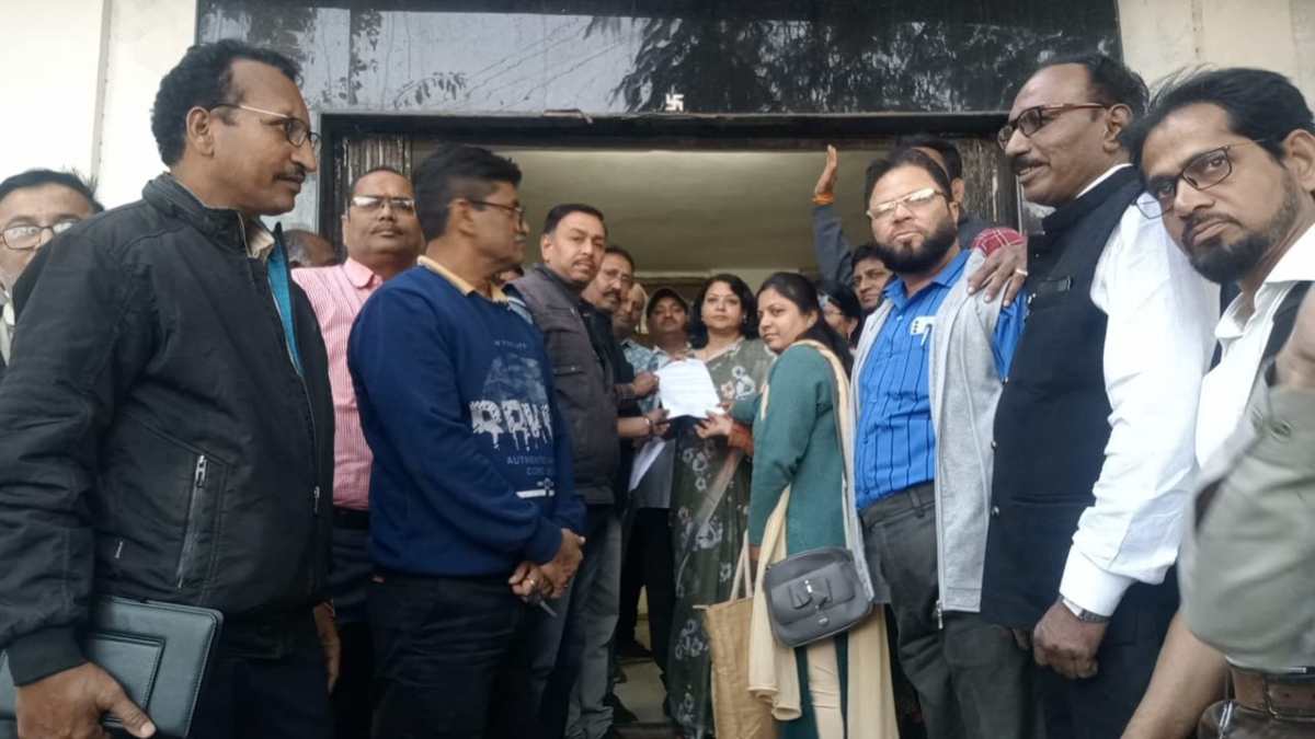 प्राचार्य की हत्या और शिक्षकों पर हमला मामले में शासकीय कर्मचारियों का विरोध प्रदर्शन, ज्ञापन सौंप की ये मांग
