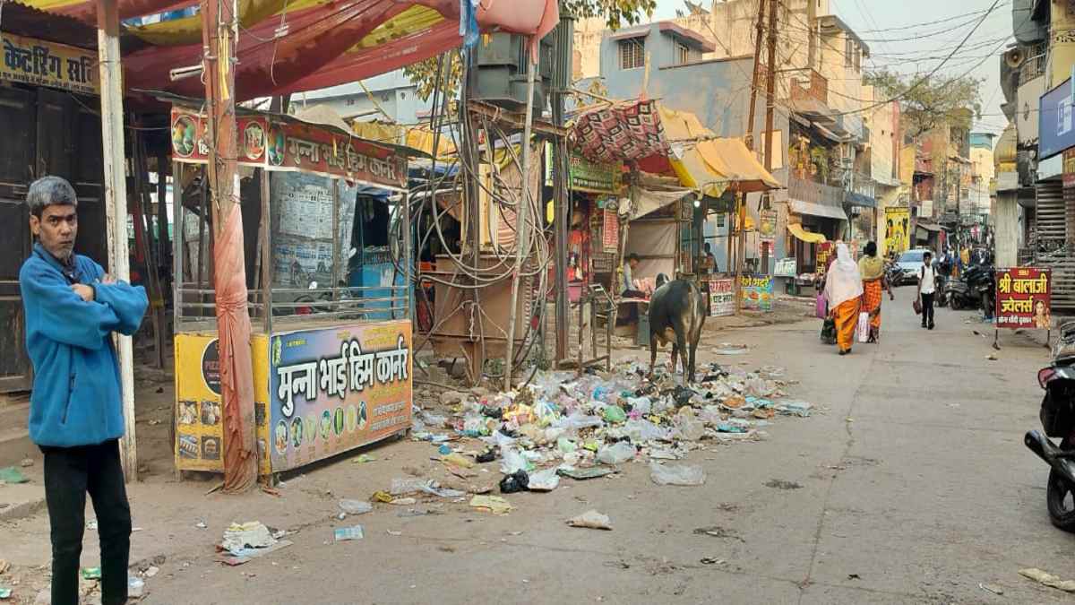 9 सूत्रीय मांगों को लेकर नगर पालिका कर्मचारी हड़ताल पर, गंदगी और बदबू से शहरवासी परेशान