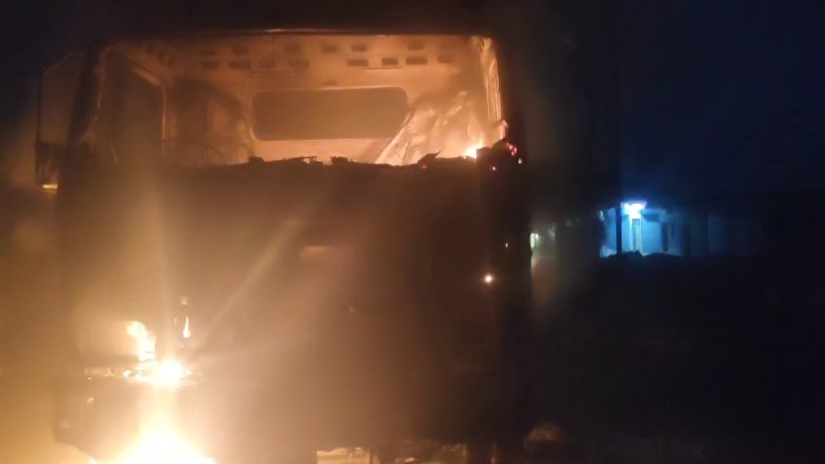ट्रक की टक्कर से बाइक सवार की मौत, गुस्साए ग्रामीणों ने वाहन में लगाई आग