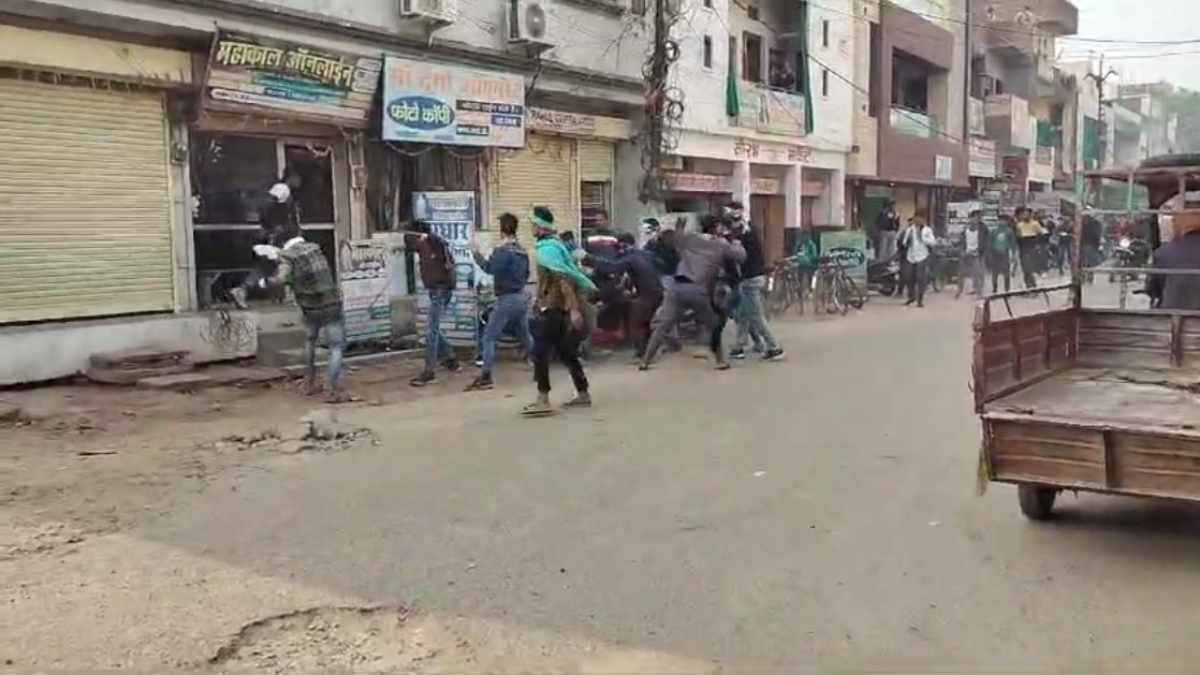 छात्रों के दो गुटों के बीच मारपीट: जमकर चले लात-घूंसे और बेल्ट, दो घायल, Video वायरल
