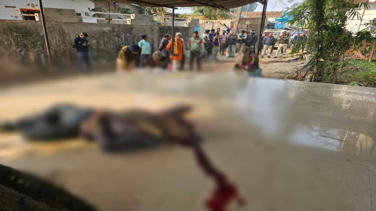 बर्खास्त पुलिसकर्मी की हत्या: मंदिर के चबूतरे पर मिला खून से लथपथ शव, जांच में जुटी पुलिस