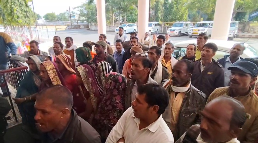 Dindori News: खरीदी केंद्र की बदली जगह, किसानों ने किया जमकर हंगामा, SDM को सौंपा ज्ञापन