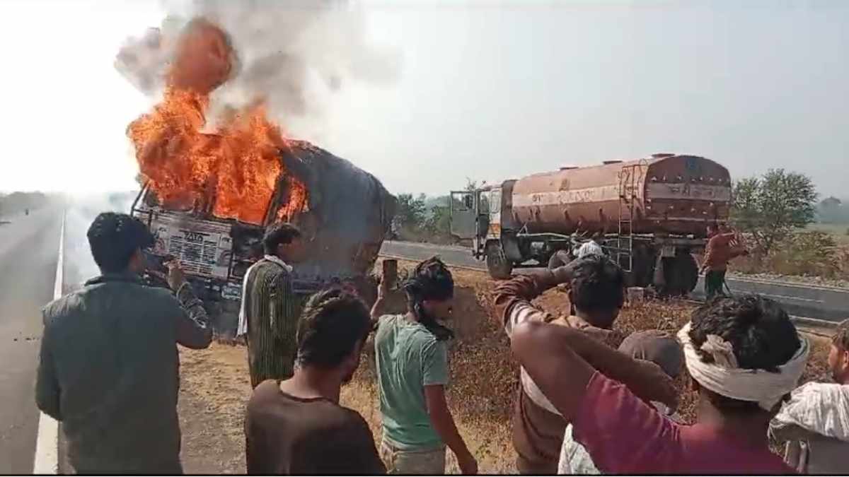 Guna News: चलते ट्रक में अचानक लगी आग, ड्राइवर-क्लीनर ने कूदकर बचाई जान
