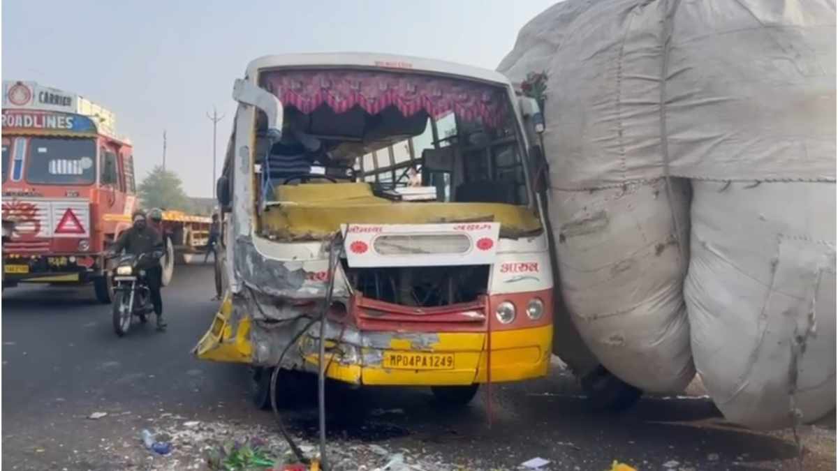 MP Road Accident: तेज रफ्तार बस और मिनी ट्रक की जोरदार भिड़त, 12 लोग घायल