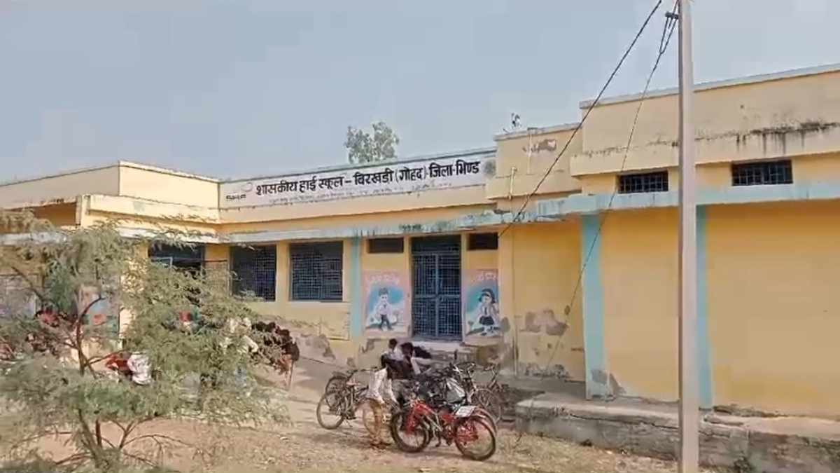 सरकारी स्कूल में फिर हुई चोरी, पुलिस को ठेंगा दिखा कर वारदात को दिया अंजाम, रहवासियों ने पुलिस पर लगाए ये आरोप