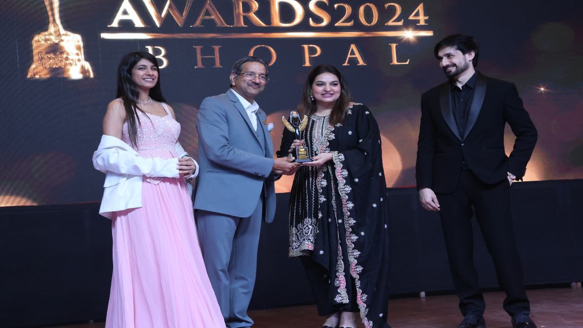 सेज यूनिवर्सिटी में इन्फ्लुएंसर अवॉर्ड्स 2024: प्रसिद्ध इन्फ्लुएंसर्स को उल्लेखनीय कार्यो के लिए किया सम्मानित