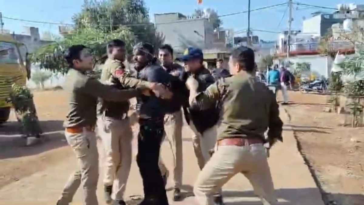 चालान कटने से नाराज युवक ने सूबेदार को दी गाली ,थाने लाकर ट्रैफिक पुलिस ने की पिटाई, मारपीट का वीडियो वायरल