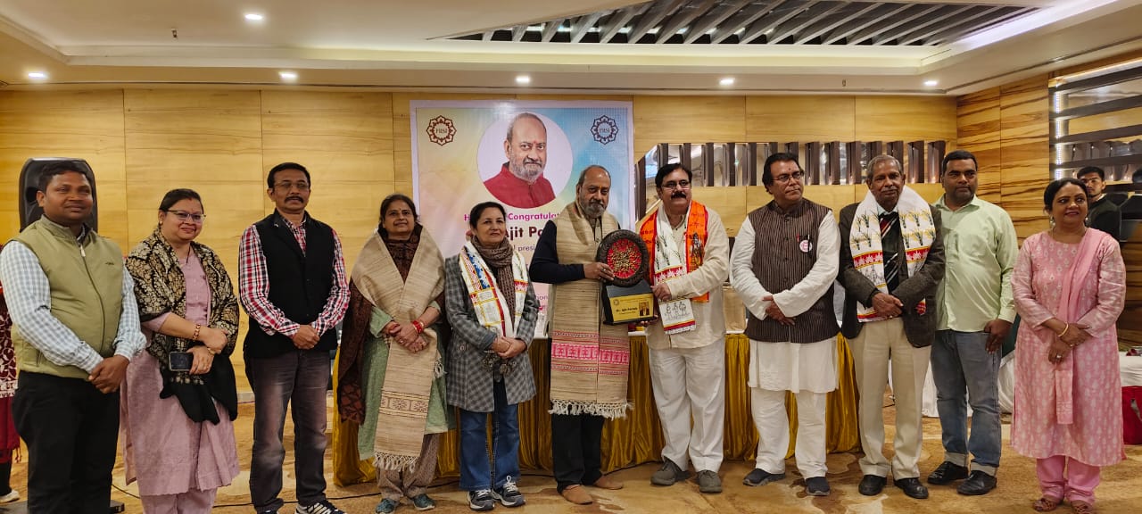 PRSI 46th National Conference: पीआरएसआई के राष्ट्रीय अध्यक्ष डॉ. अजीत पाठक का हुआ सम्मान, रायपुर चैप्टर के सदस्यों को मिला अवार्ड
