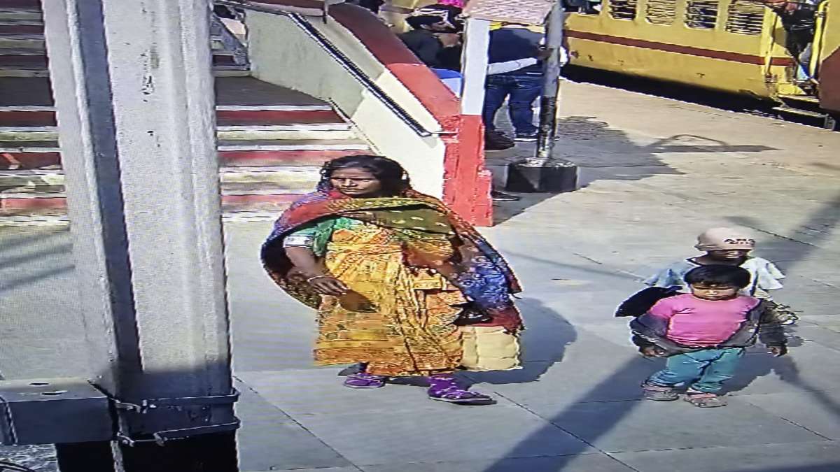 तीन साल के बच्चे की चोरीः आरोपी महिला ट्रेन से फरार हो गई, वारदात सीसीटीवी कैमरे में कैद