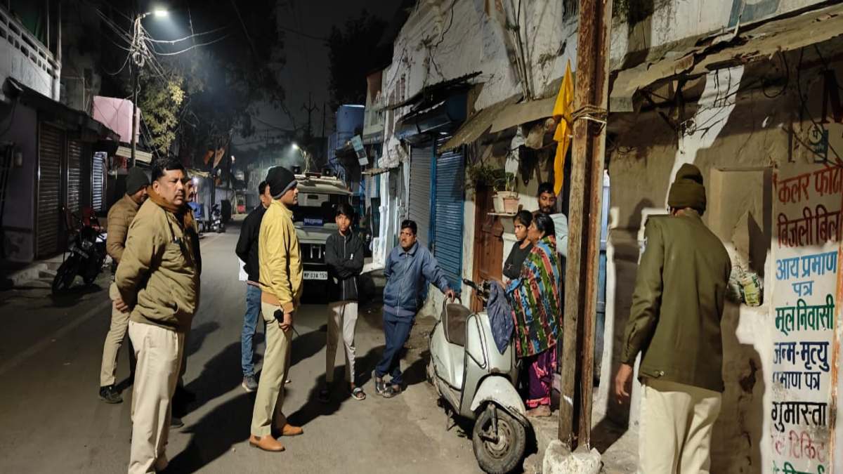 दनादन फायरिंगः देर रात तीन बदमाशों ने युवक को मारी गोली, सड़क किनारे आग तापने को लेकर विवाद