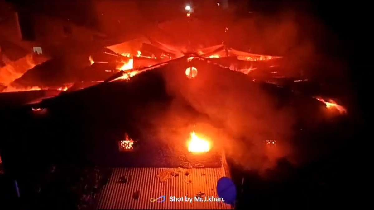 500 साल पुराने राम मंदिर में लगी भीषण आग, देर रात हुई आगजनी से ग्रामीणों की उड़ी नींद, कड़ी मशक्कत के बाद फायर ब्रिगेड ने पाया काबू