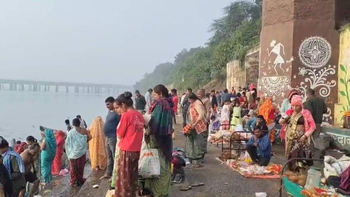 साल की आखिरी सोमवती अमावस्या: नर्मदा घाट पर उमड़ी भक्तों की भीड़, हजारों श्रद्धालुओं ने लगाई आस्था की डुबकी