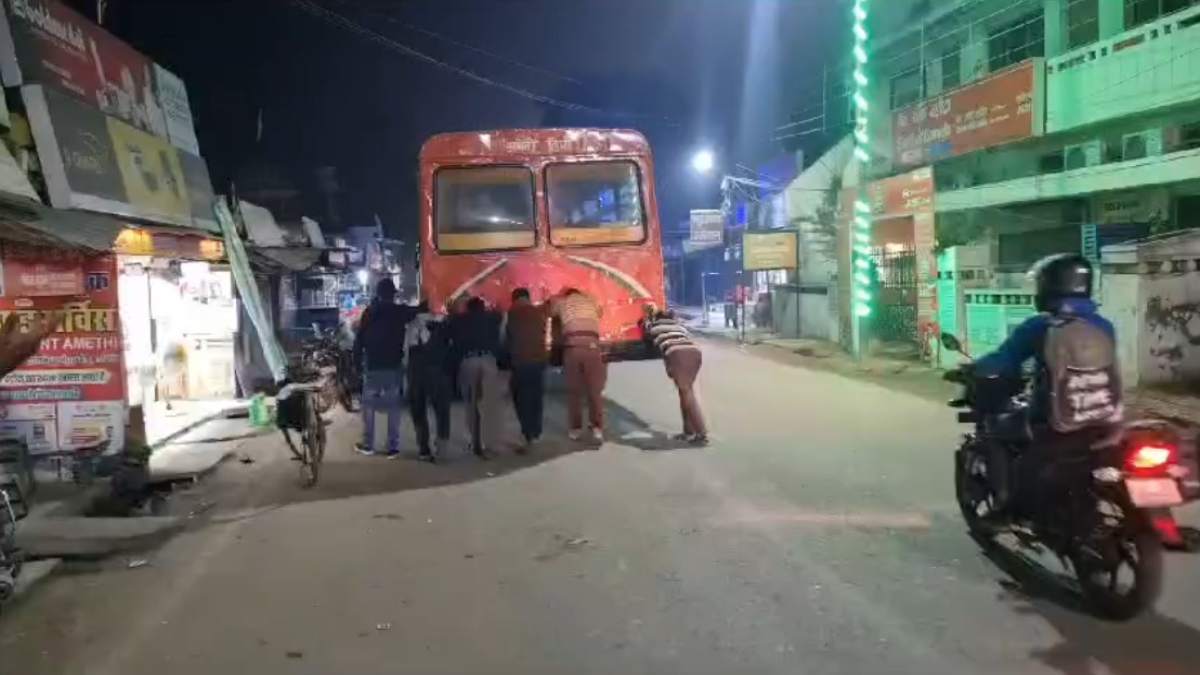 बस में धक्का लगाते यात्रियों का Video वायरल: सपा ने कसा तंज, कहा- यात्रियों को ऐसी सुविधा दे रहे हैं हमारे परिवहन मंत्री