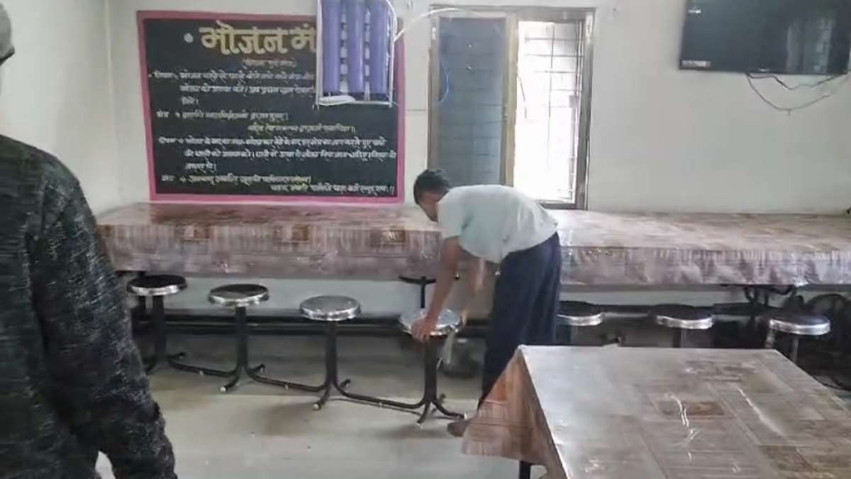 छात्रावास में छात्रों से कराया जा रहा ये काम, रसोइया बोला- आज कमर में दर्द है, कैमरे में कैद हुआ हॉस्टल का यह वीडियो