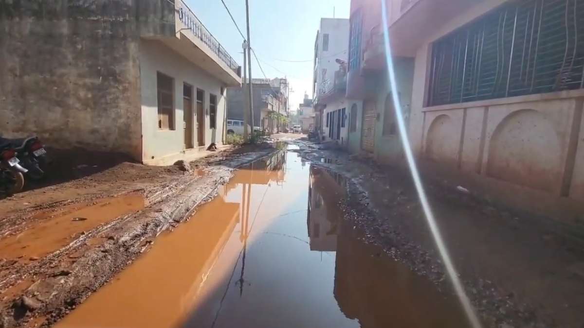 ‘अंतिम इच्छा सड़क बनवाने की’: हार्ट पेशेंट ने मंत्री सिंधिया को लिखा पत्र, सड़क बनवा दीजिए, जिससे मेरी अर्थी शमशान घाट तक जा सके