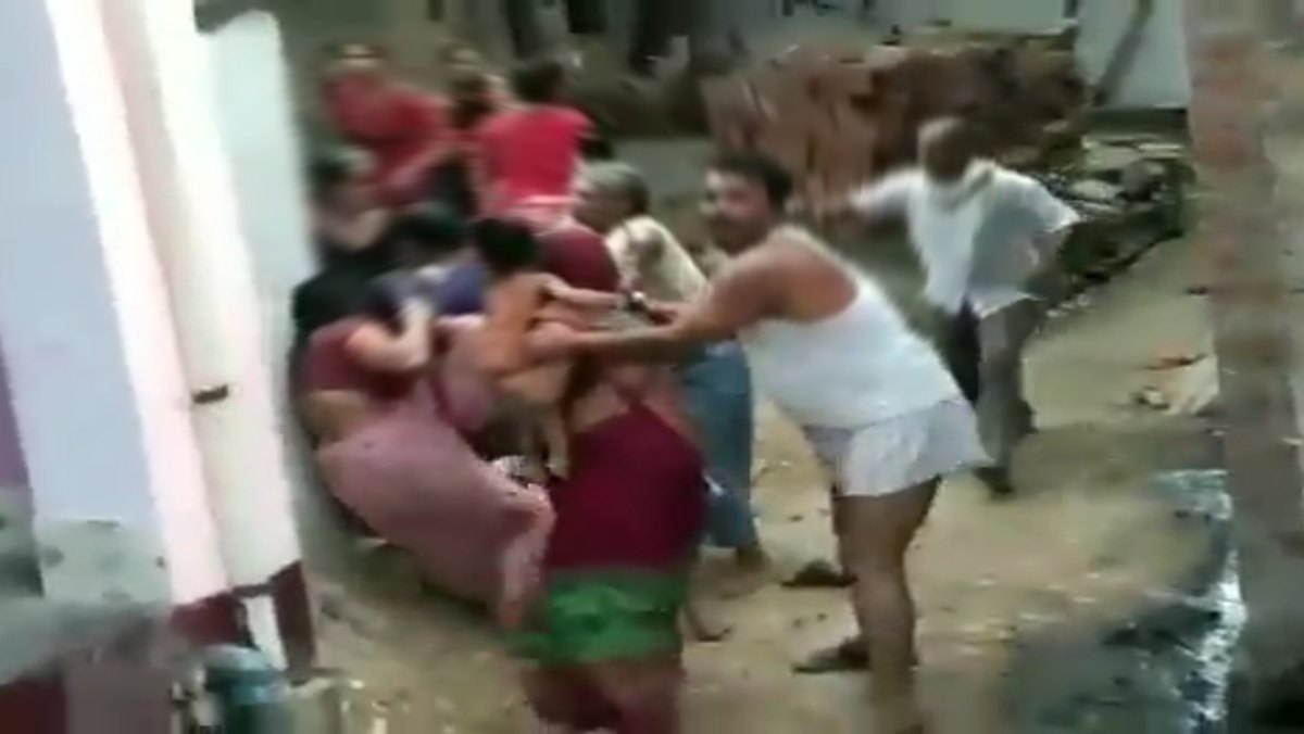 मानवता शर्मसारः पति की हुई मौत तो पत्नी को निर्वस्त्र कर दिया, बाल काटकर उसकी हत्या करने जा रहे थे कि तभी…?- Wife Was Stripped Nude in Gumla