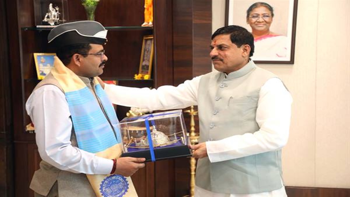कारगिल युद्ध के हीरो योगेन्द्र यादव ने CM डॉ. मोहन से की मुलाकात, 19 साल की उम्र में 15 गोलियां खाकर बचाई थी टाइगर हिल