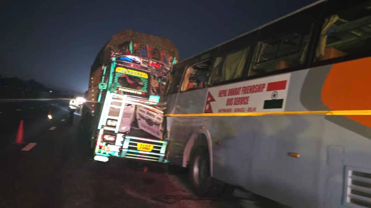 लखनऊ आगरा एक्सप्रेस वे पर भीषण सड़क हादसा : खड़ी बस को ट्रक ने मारी टक्कर, दो यात्रियों की मौत, 4 घायल