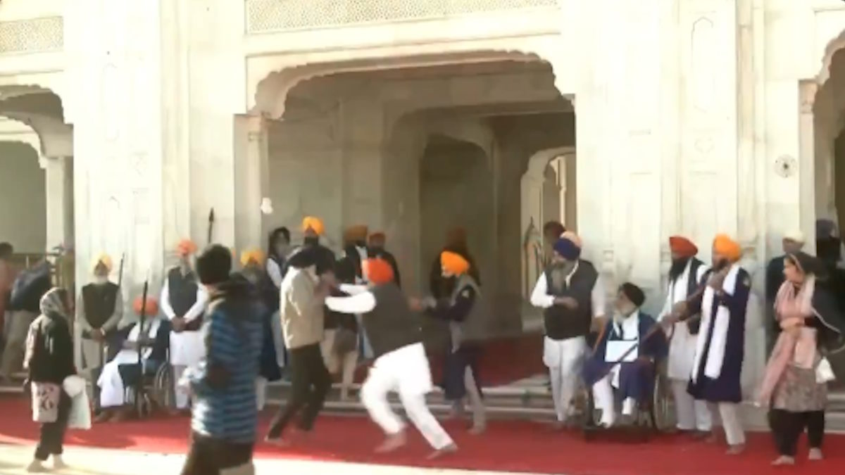 स्वर्ण मंदिर में गोलीबारी!, शिरोमणि अकाली दल के नेता बादल पर खालिस्तानी ने चलाई गोली, देखिए वीडियो…
