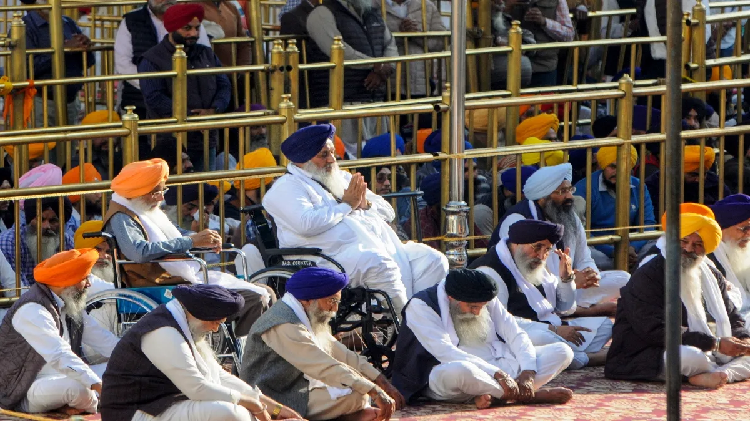 अकाल तख्त ने ‘फसील’ मंच से पूर्व उप मुख्यमंत्री बादल को सुनाई कड़ी सजा, जूठे बर्तन और जूतों की सफाई करने का आदेश