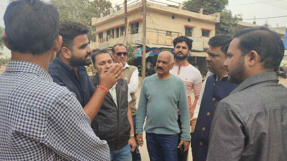 “पहले रोड फिर वोट” : सालों से सड़क मरम्मत की मांग कर रहे लोग, बार-बार आवेदन देकर हो चुके हैं परेशान, नगरपालिका चुनाव का बहिष्कार करने की दी चेतावनी…