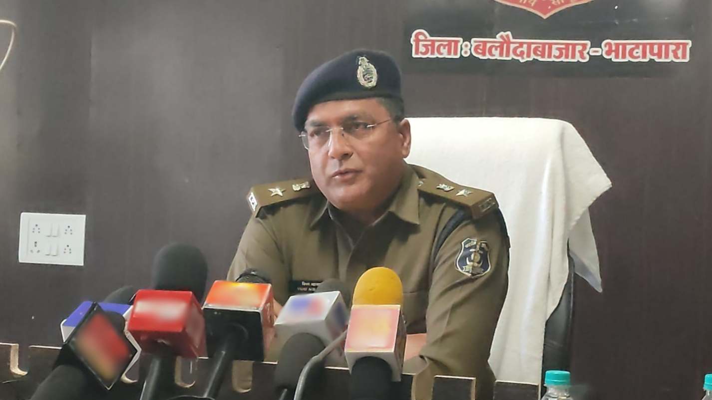 बलौदाबाजार-भाटापारा SP ने साझा की वार्षिक रिपोर्ट, किन्नर ब्लाइंड मर्डर और आगजनी कांड समेत इन मामलों में आरोपियों की गिरफ्तारी रही महत्वपूर्ण उपलब्धि