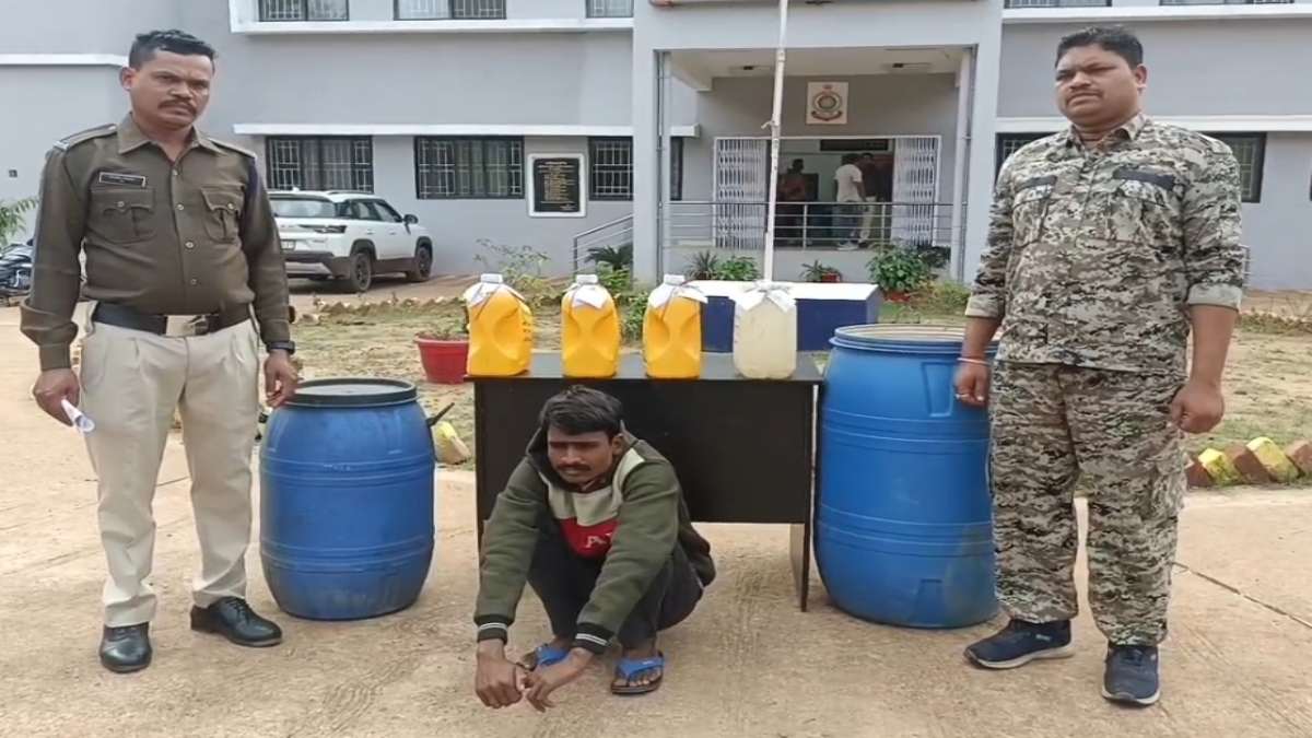 नशे के खिलाफ पुलिस की कार्रवाई, छापा मारकर 20 लीटर अवैध महुआ शराब किया जब्त, आरोपी  गिरफ्तार