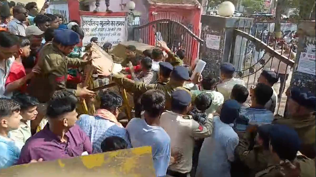 चुनाव की आहट!, भिलाई शहर की मूलभूत समस्याओं को लेकर लोगों ने किया प्रदर्शन, बैरिकेडिंग हटाकर आगे बढ़े