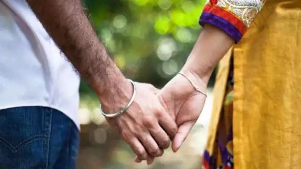 मौसेरी बहन के इश्क में दीवाना हुआ भाई: लड़की की बारात पहुंचने से पहले चोरी छिपे पहुंचा घर, फिर…