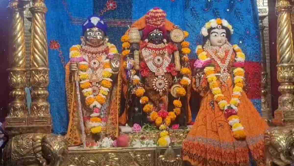 भगवान को लगी ठंड! स्वामीनारायण मंदिर में पहनाए गए गर्म कपड़े, आरती के बाद सुनाई जाती है लोरी