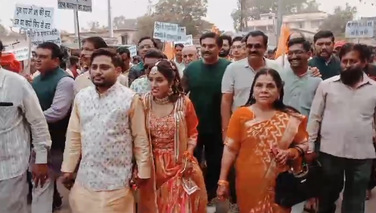Bangladesh Violence: MP में हिंदुओं का उमड़ा जन सैलाब, भोपाल में उठी 71 वाली लड़ाई फिर लड़ने की मांग, बुरहानपुर में शादी से पहले दूल्हा-दुल्हन रैली में हुए शामिल