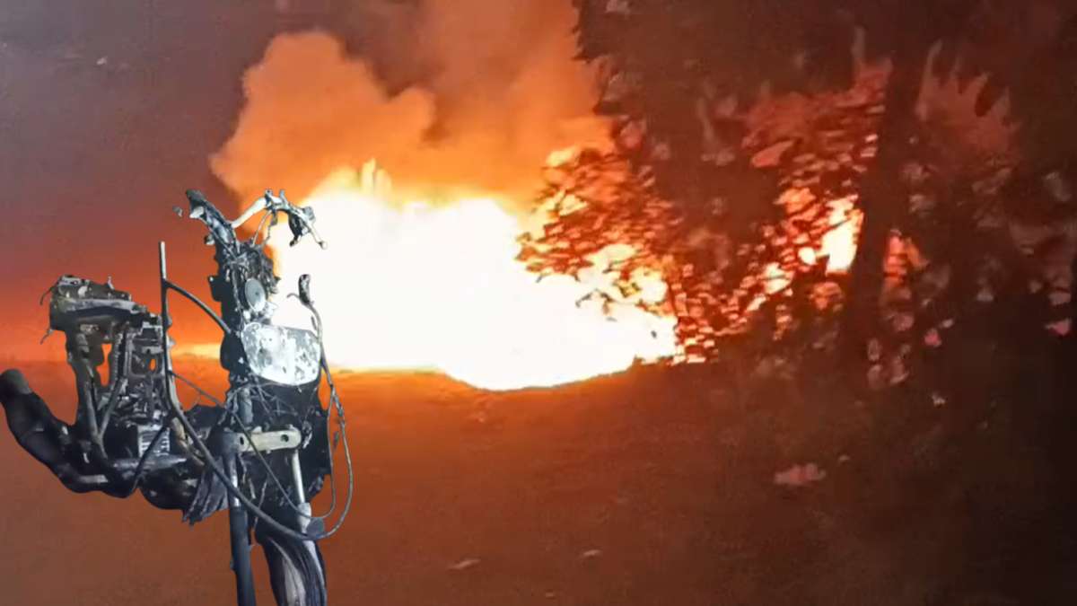 Scooter Catches Fire : चलती स्कूटी में अचानक लगी आग, देखते ही देखते ही जलकर हो गई खाक, बाल-बाल बचे युवक और 2 बच्चे