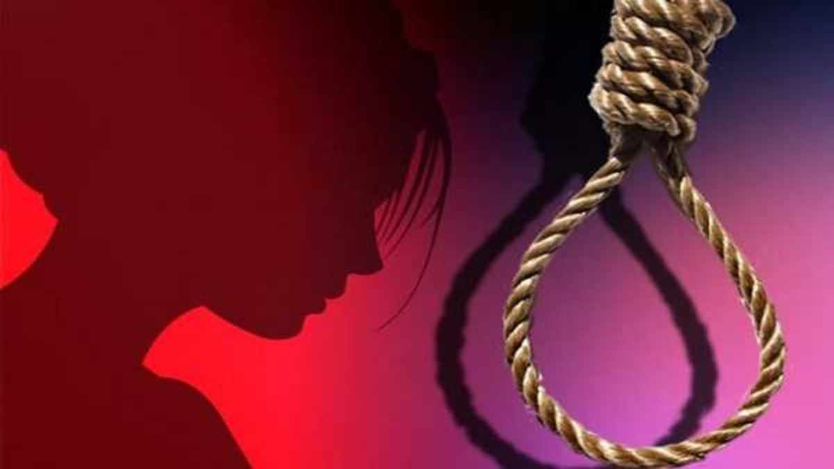 नाबालिग ने फांसी लगाकर की आत्महत्या, सूचना पर नहीं पहुंची पुलिस, पोस्टमार्टम कराने परिजन शव लेकर पहुंचे अस्पताल