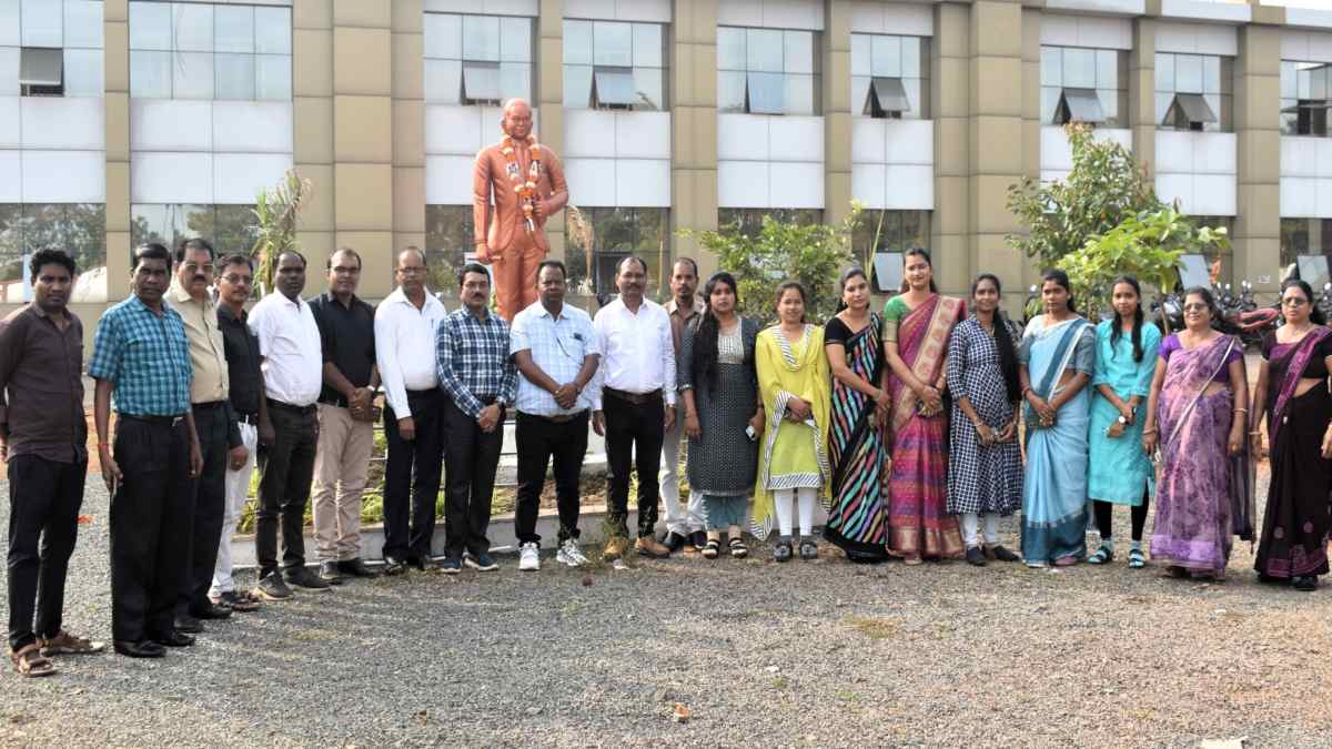 खबर का असर : कलेक्टोरेट में डाॅ. भीमराव अंबेडकर की मनाई गई पुण्यतिथि, अधिकारी-कर्मचारियों ने प्रतिमा पर किया माल्यार्पण …