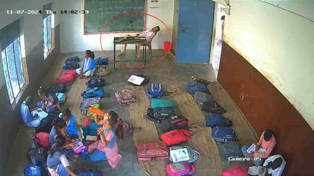 क्लास रूम में सपनों की दुनिया में खो गए मास्टर जी, कुर्सी पर सोते Video हो गया वायरल