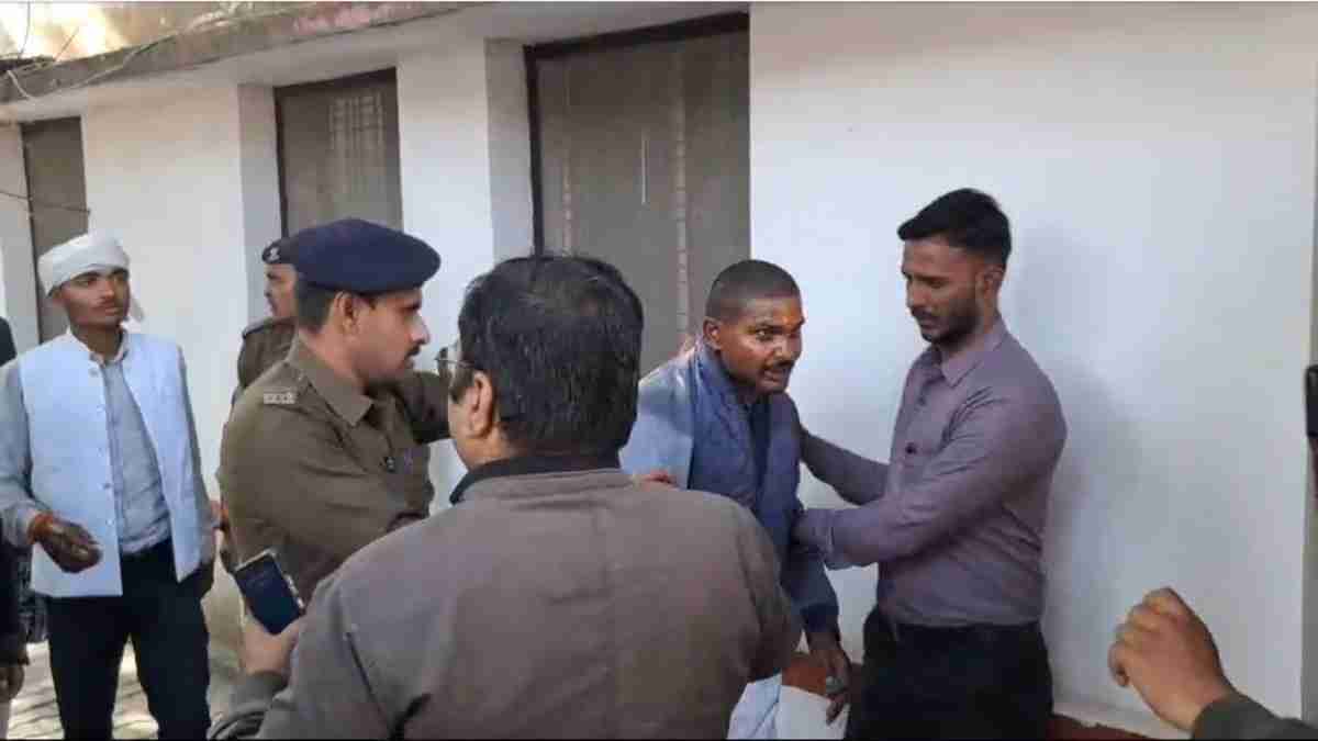 जनसुनवाई में युवक ने खुद पर डाला पेट्रोल, आग जलाने में हुआ नाकाम, पुलिस ने किया गिरफ्तार