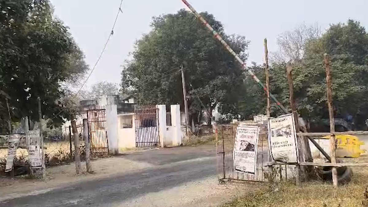 आबकारी विभाग की चौकी में सो रहे कर्मचारी का वीडियो सोशल मीडिया पर वायरल, फिर भी कार्रवाई से परहेज…