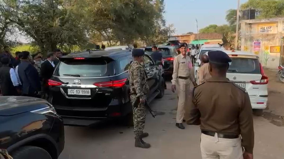 BREAKING : रास्ते में खड़ी कार ने रोका सीएम साय का काफिला, 10 मिनट तक मुख्यमंत्री करते रहे इंतजार