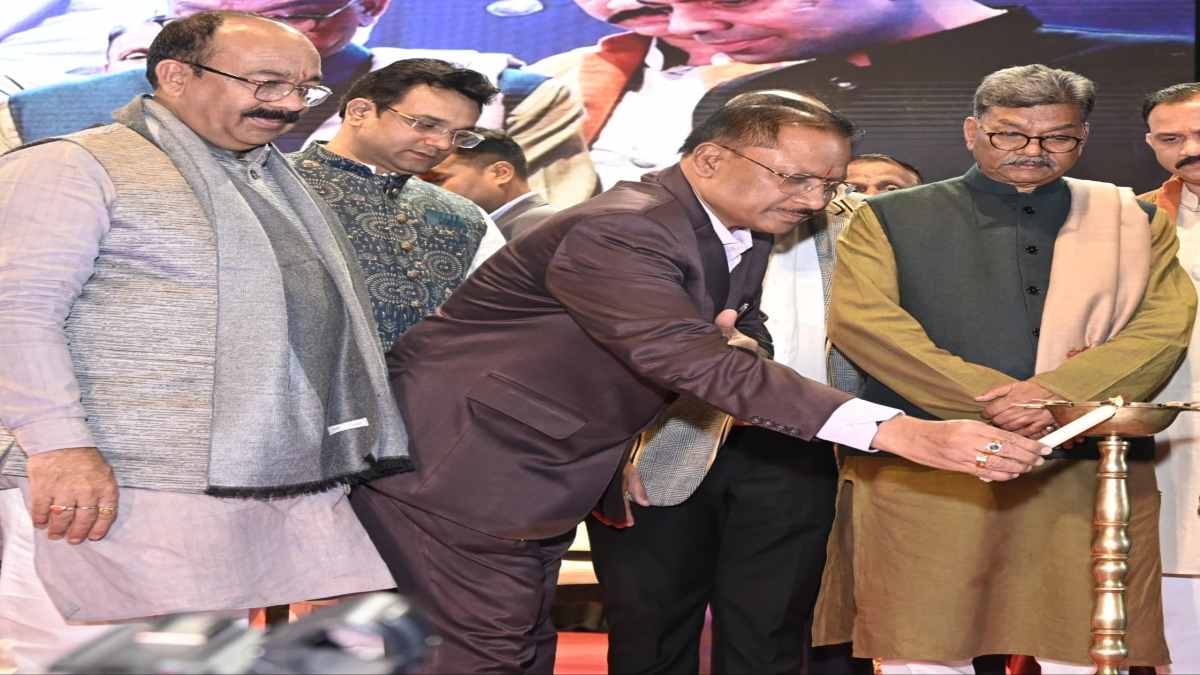 देसी टॉक कवि सम्मेलन 5.0 : CM विष्णुदेव साय कवियों की महफिल में हुए शामिल, कवि केदार परिहार को छत्तीसगढ़ रत्न से किया सम्मानित, श्रोताओं ने उठाया लुत्फ…