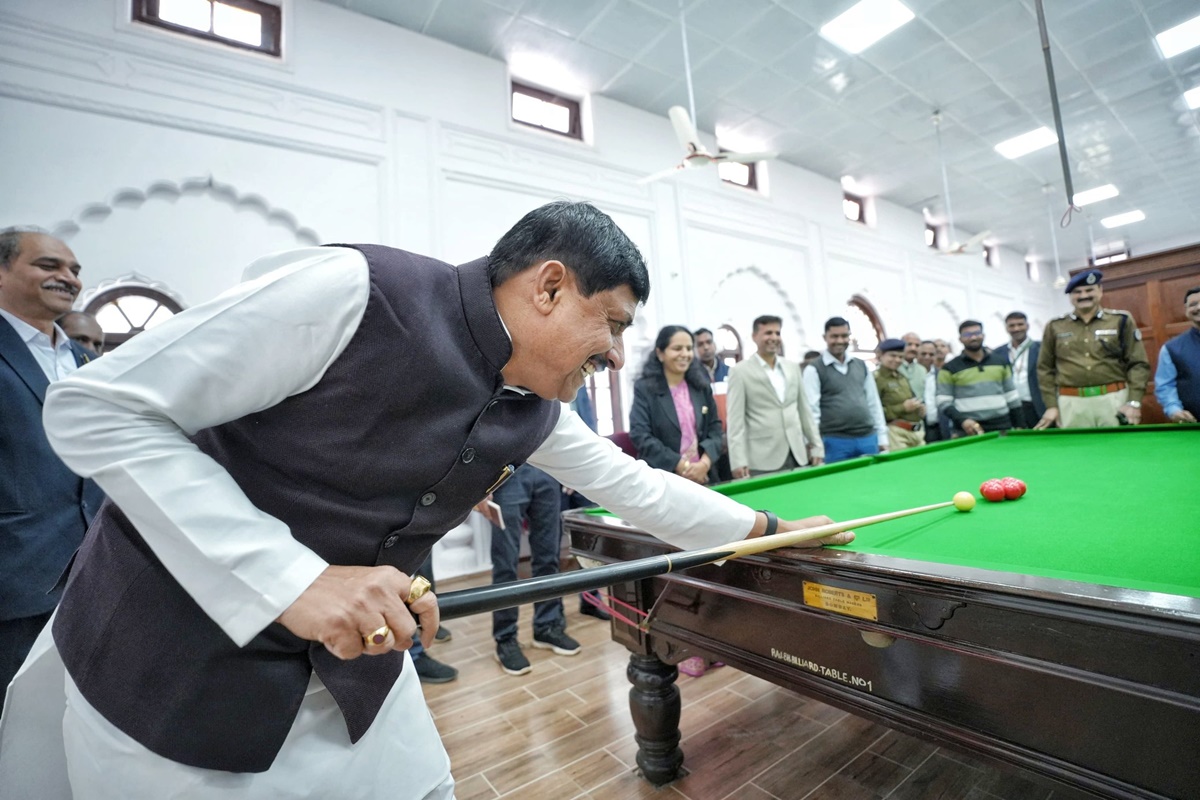CM डॉ. मोहन बने खिलाड़ी: पचमढ़ी में खेला बिलियर्ड, राजभवन और रविशंकर भवन का लिया जायजा