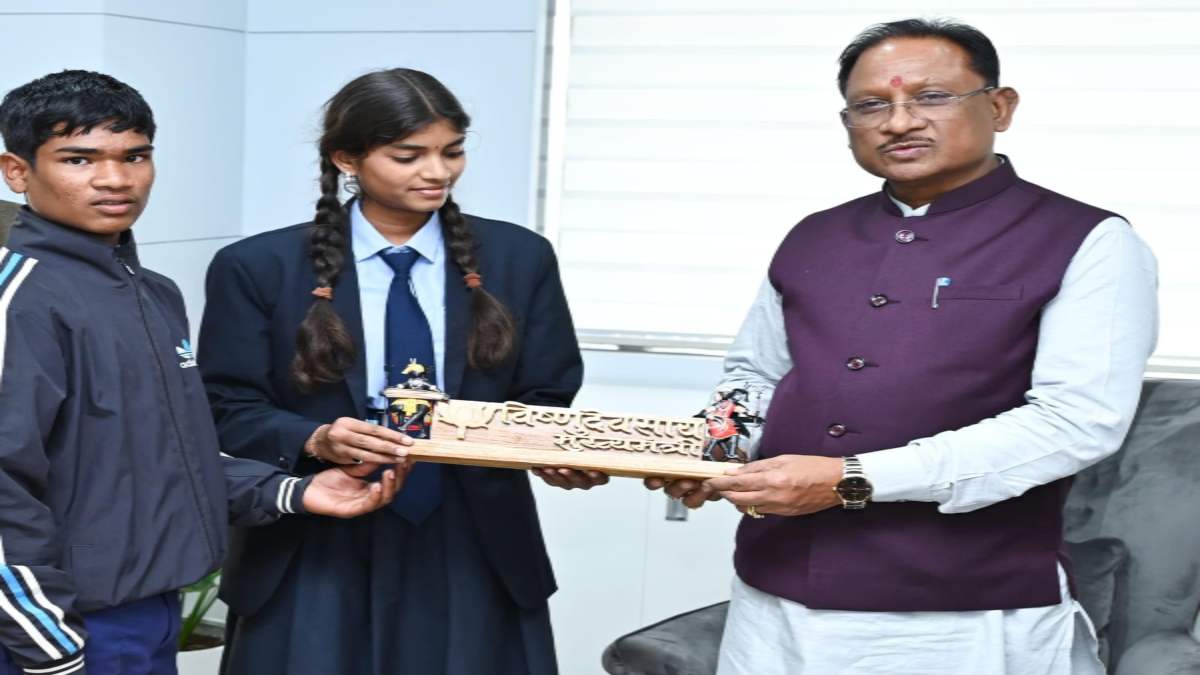स्कूली बच्चों ने नई शिक्षा नीति के तहत बनाई कलाकृतियां, लकड़ी की नेम प्लेट और पोट्रेट उपहार में पाकर मुख्यमंत्री साय ने जताई खुशी