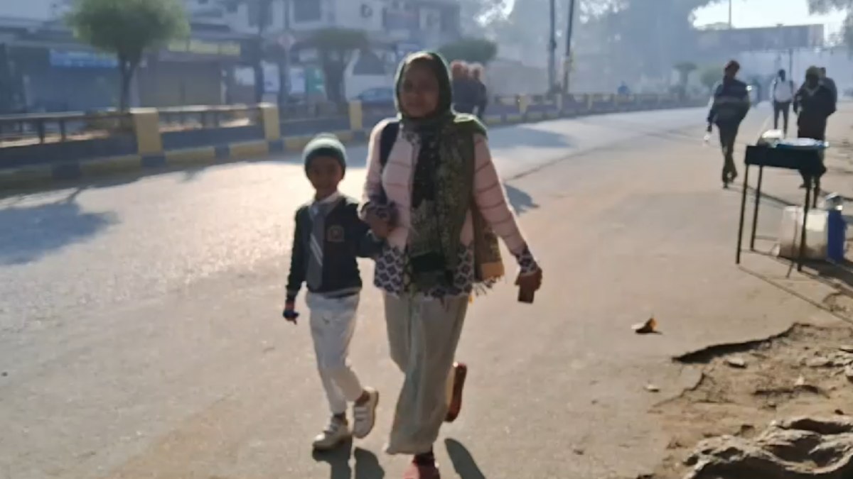 ठंड से कांप उठा शहडोल, पारा 2.3 डिग्री: शीतलहर से जनजीवन अस्त व्यस्त, ओस की बूंदे बर्फ में हुई तब्दील