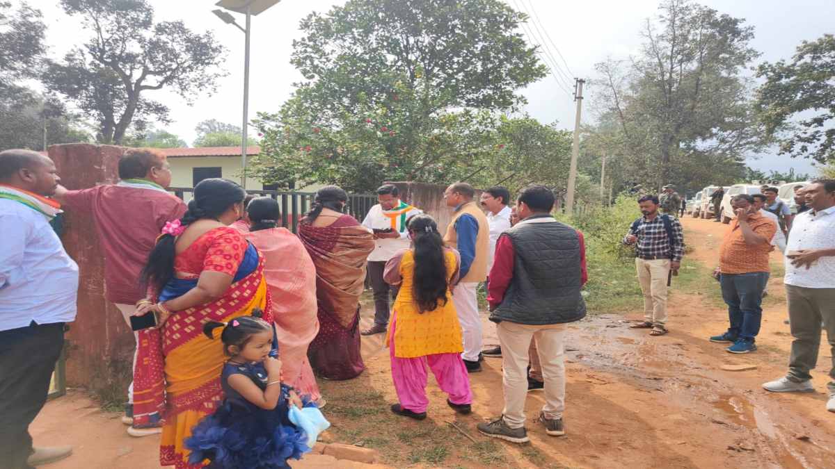 पुलिस ने कांग्रेस के प्रतिनिधिमंडल को कन्या छात्रावास में जाने से रोका, गेट के सामने मोहन मरकाम ने दिया धरना, कहा-लड़ते रहेंगे न्याय की लड़ाई
