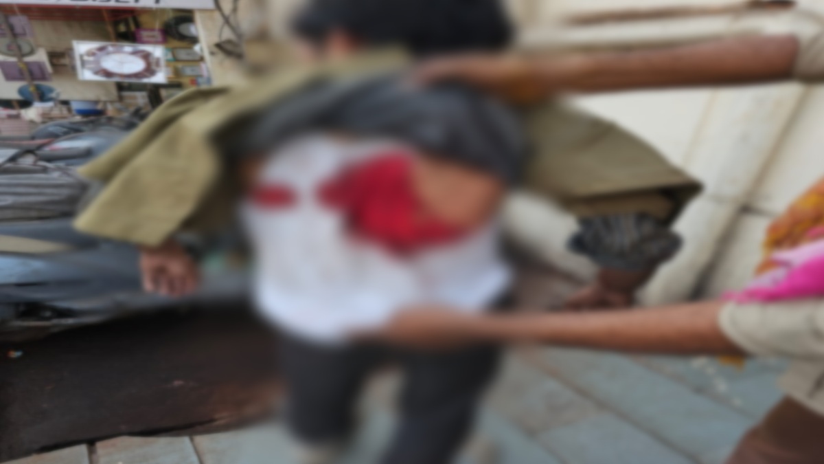Raipur Crime : घड़ी चौक में दिनदहाड़े ऑटो चालक पर कैची से जानलेवा हमला, पुलिस ने आरोपी को किया गिरफ्तार