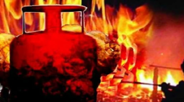 बंद घर में फूटा सिलेंडर, आग बुझाने में झुलसे दमकल विभाग के कर्मचारी