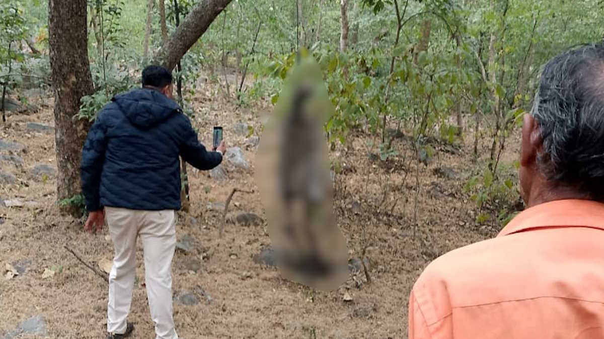 जंगल में फंदे पर लटकी मिली एक माह पूर्व लापता बुजुर्ग की लाश, पुलिस सभी एंगल से कर रही जांच…