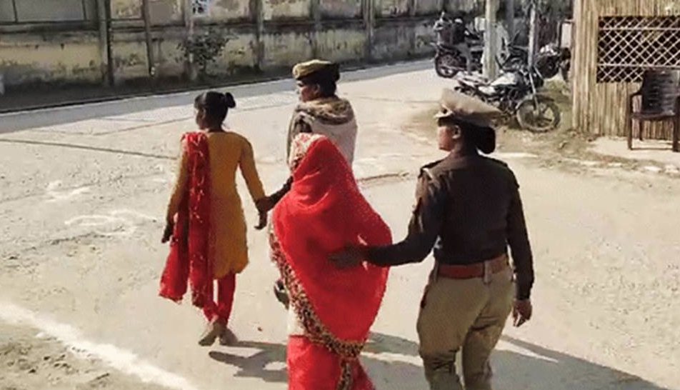 ‘सब घूसखोर है, कोई नहीं सुन रहा…’, फरियादी मां-बेटी ने खोया आपा, DM ने जेल भेजने का दिया आदेश, जानें पूरा मामला