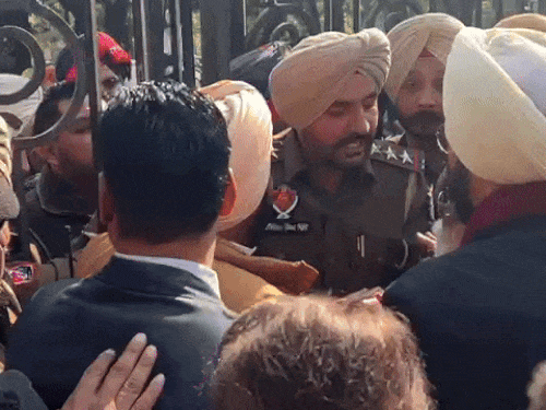 पटियाला : बीजेपी नेता का आरोप…नामांकन दाखिल करने आए उम्मीदवार की फाइलें छीनकर फरार हुए लोग